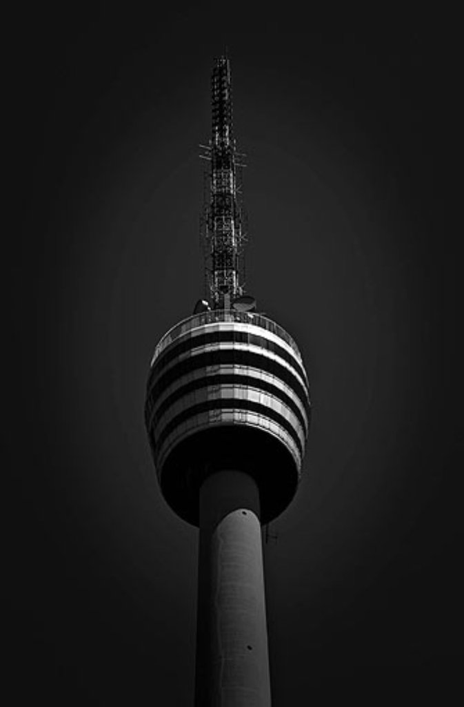 Edel in schwarz-weiß: Tobias Grimms Sicht auf den Fernsehturm.