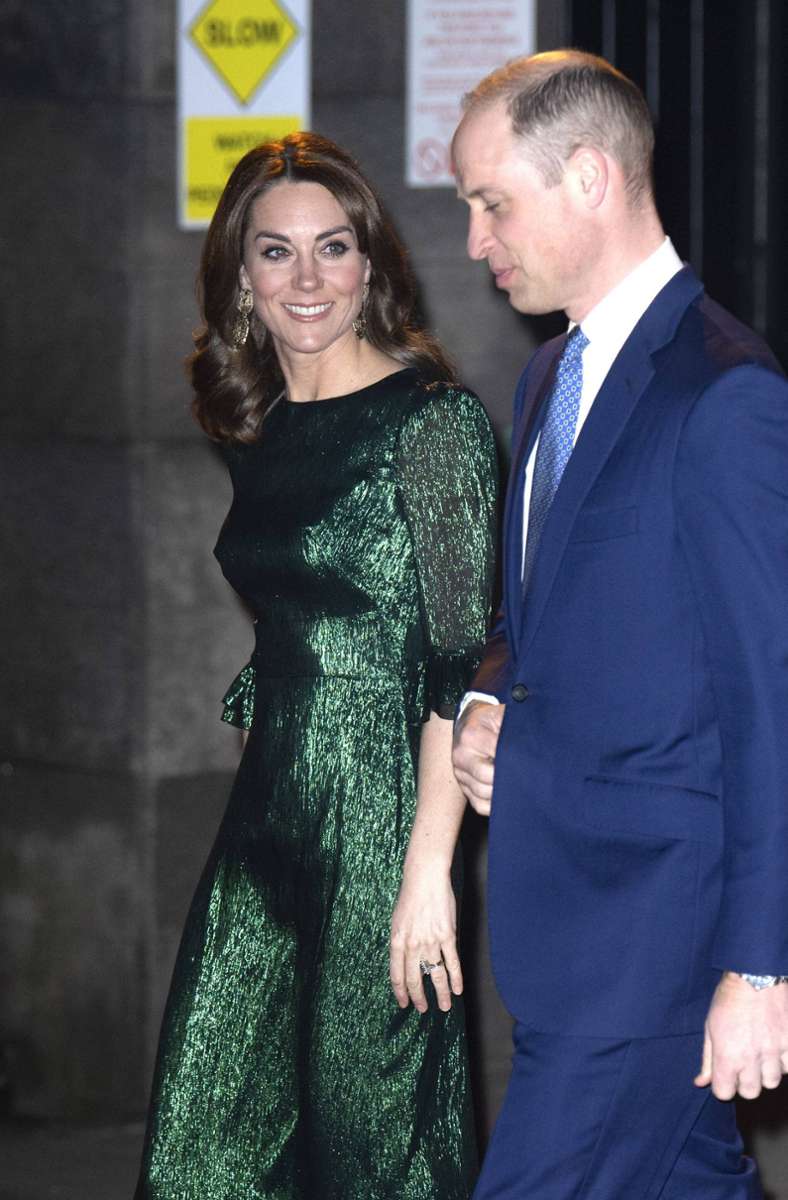 2020: In Irland trägt der Royal Grün – in Dublin zeigt Herzogin Kate mit diesem in metallischen Grüntönen changierenden Kleid des In-Labels „The Vampire’s Wife“, wie ein moderner Abendlook abseits von Rüschen und Volants gelingt.