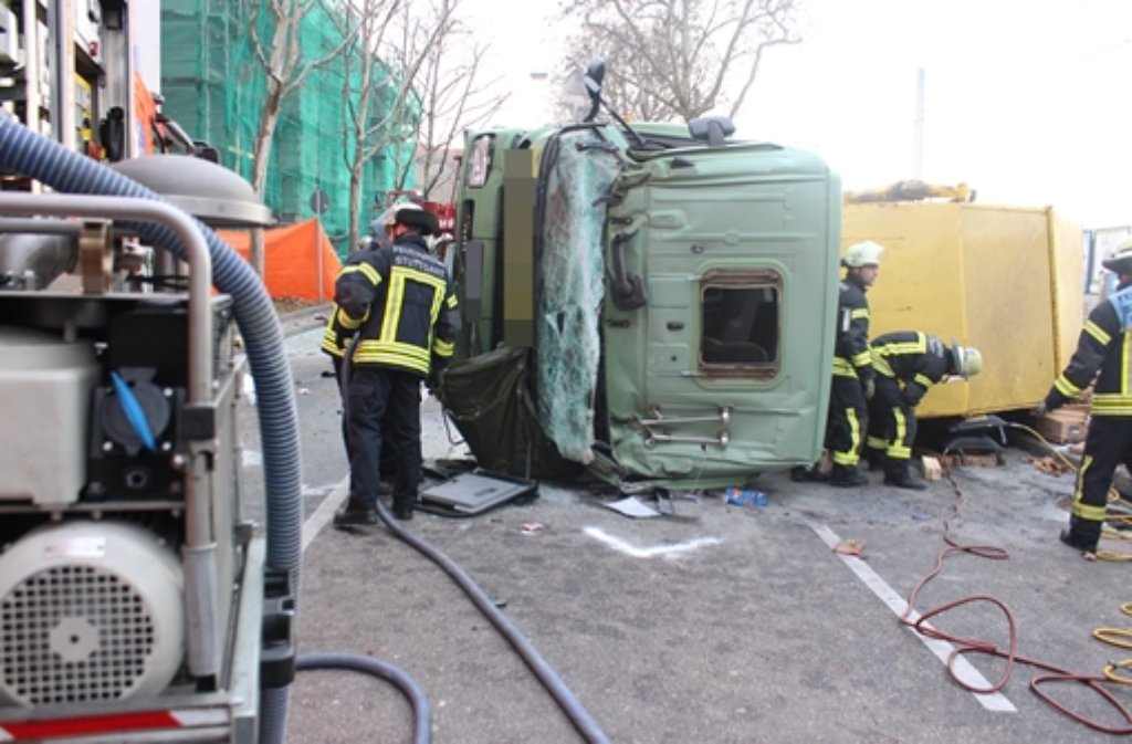 Schwerer Verkehrsunfall am Donnerstagmorgen in Untertürkheim: Ein 27 Jahre alter Laster-Fahrer ist beim Zusammenstoß mit einer Stadtbahn tödlich verunglückt.