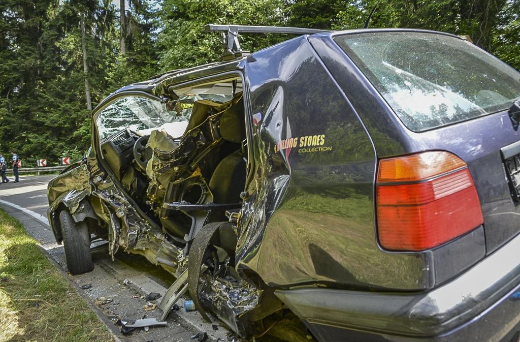 Der Fahrer des VW Golf wurde lebensgefährlich verletzt.