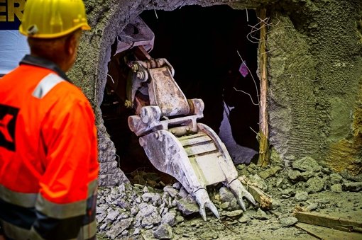 Augenscheinlich zufrieden mit ihrer Arbeit tritt Tunnelpatin Waltraud Ulshöfer durch das von ihr zuvor mit einem Bagger geschlagene Loch im U-12-Tunnel.. Foto:  