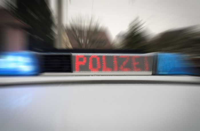 Unfall in Auenwald: Fahrer flüchtet und gefährdet Mann
