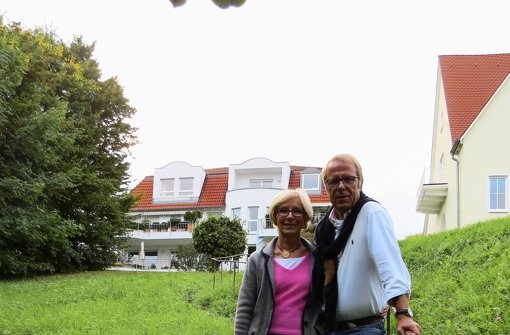 Roswitha und Claus-Henning Guthard freuen sich darauf, dass auf der Straße vor ihrem Haus künftig wohl mehr Kinder spielen werden als bisher. Foto:  