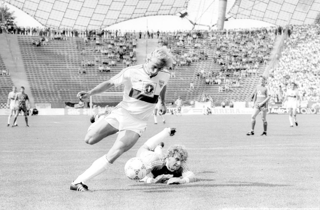Jürgen Klinsmann war in diesem Spiel kaum aufzuhalten. Der blonde Stürmer wirbelte durch das Münchner Olympiastadion. Hier lässt er Jean-Marie Pfaff alt aussehen.