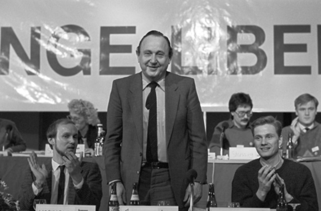 Von 1974 bis 1985 war Hans-Dietrich Genscher Vorsitzender der FDP. Das Bild stammt aus dem Jahr 1984, es zeigt ihn auf dem Bundestag der Jungen Liberalen in Bensheim. Rechts neben ihm sitzt Guido Westerwelle.