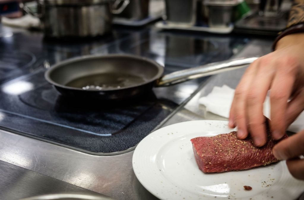 Das Fleisch wird bei Marco Akuzun vor dem Braten gesalzen und gepfeffert – andere Köche meinen, dann könnten die Gewürze anbrennen, Akuzun findet, nur das rohe Fleisch nimmt das Gewürz richtig auf.