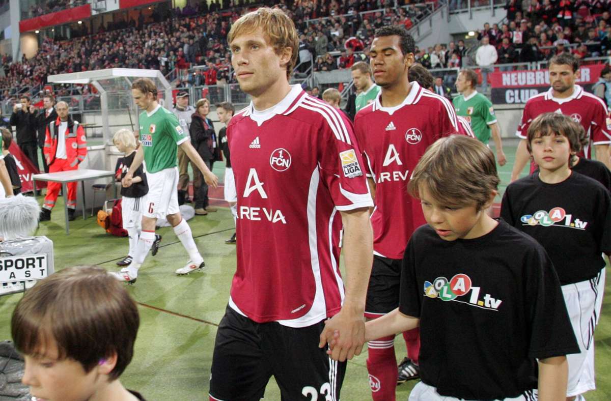 2009/10: Der 1. FC Nürnberg will den direkten Wiederabstieg gegen den FC Augburg abwenden und erarbeitet sich dafür einen knappen Vorsprung für das Rückspiel.