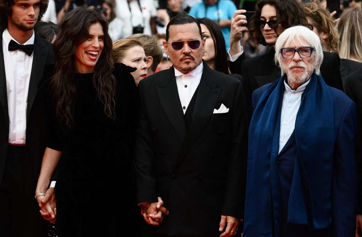 Johnny Depp (Mitte) mit der „Jeanne du Barry“-Regisseurin Maïwenn und dem Schauspieler Pierre Richard.