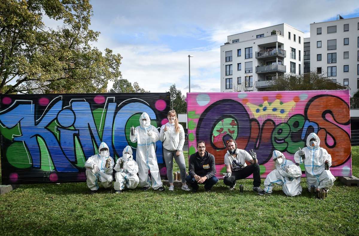 Dosen schütteln und loslegen: Angeleitet von professionellen Künstlern haben Jugendliche unter anderem auf Leinwänden Graffiti gestaltet. Foto: Ferdinando Iannone
