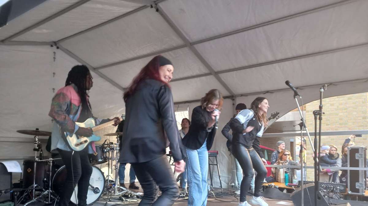 Beim Aktionstag für mehr Frauenrechte „One Billion Rising“ spielen Lehrende der Popmusic School live im Fellbacher Rathausinnenhof.