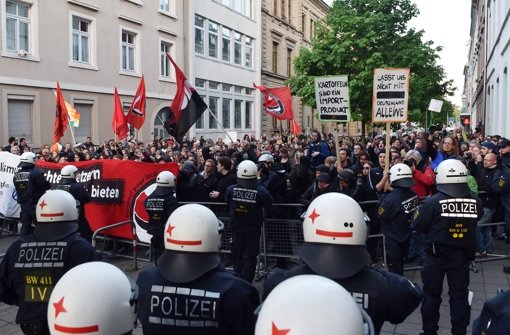Demonstranten gegen die Pegida-Bewegung protestierten bereits am 28. April 2015 in Karlsruhe Foto: dpa