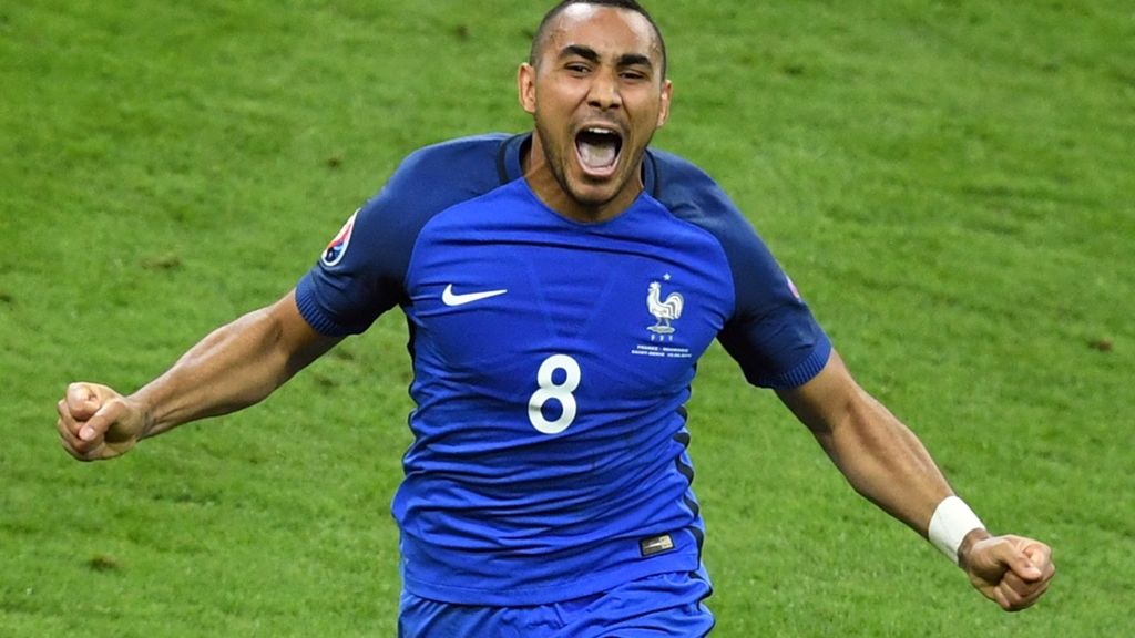  Frankreich hat einen neuen Fußball-Liebling: Mit seinem Siegtor im Eröffnungsspiel gegen Rumänien katapultiert sich Dimitri Payet in die Herzen der Fans. 