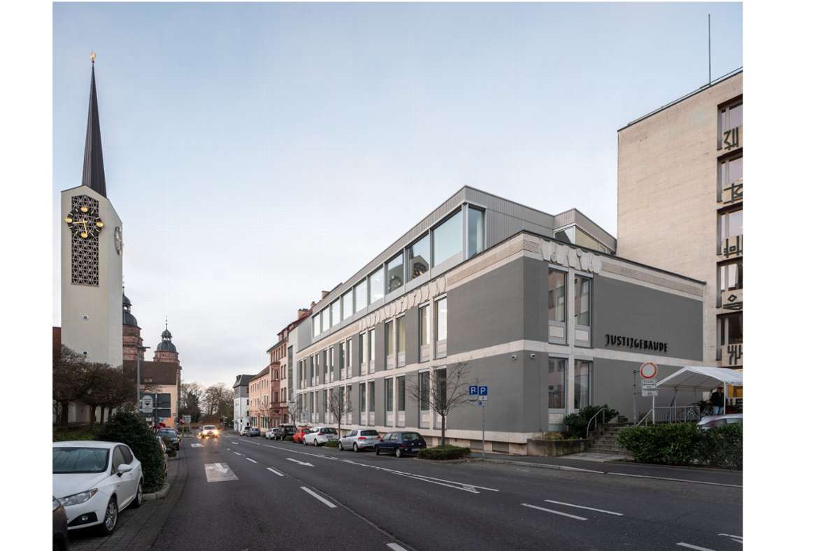 Nachverdichtung: Aufstockung des Justizgebäudes in Aschaffenburg von der Fthenakis Ropee Architekten Kooperative