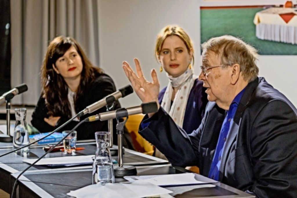 Experten der Niederlage:  die Autoren   Karen Köhler und Wilhelm Genazino umrahmen die Moderatorin  Insa Wilke. Foto: factum/Weise