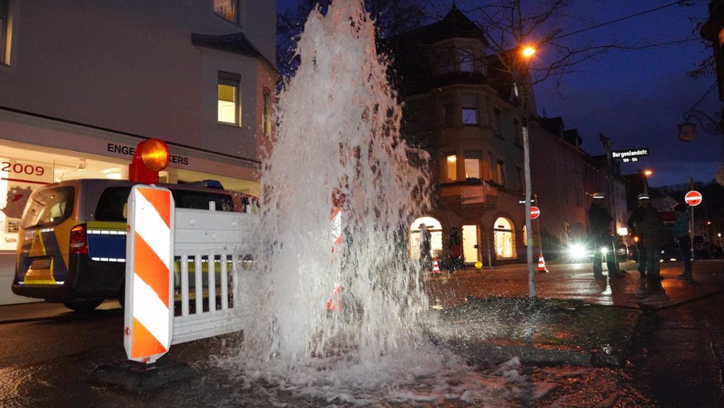 Vorfall in Stuttgart-Feuerbach: Wasserfontäne überflutet Straße