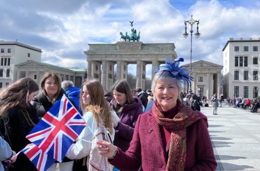 Wer am Brandenburger Tor einen guten Blick auf König Charles und „Queen Consort“ Camilla haben wollte, musste früh da sein. Foto: dpa/Sabina Crisan
