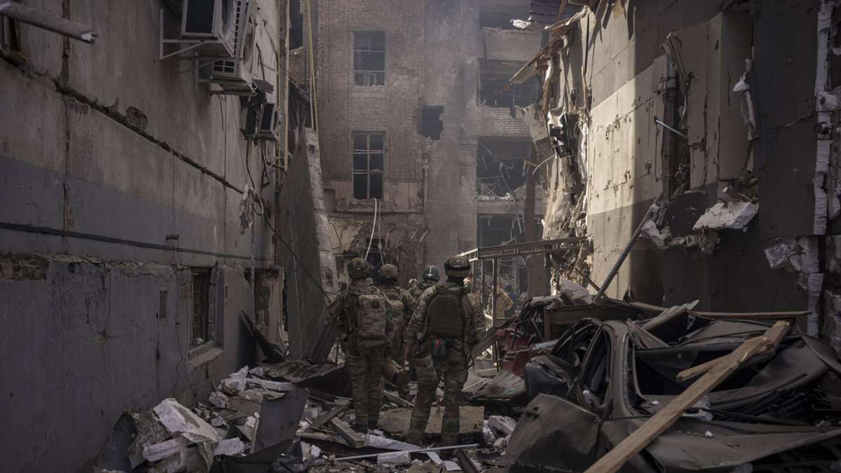 Russischer Angriffskrieg in der Ukraine: Fernsehturm in Charkiw nach Angriff teilweise eingestürzt