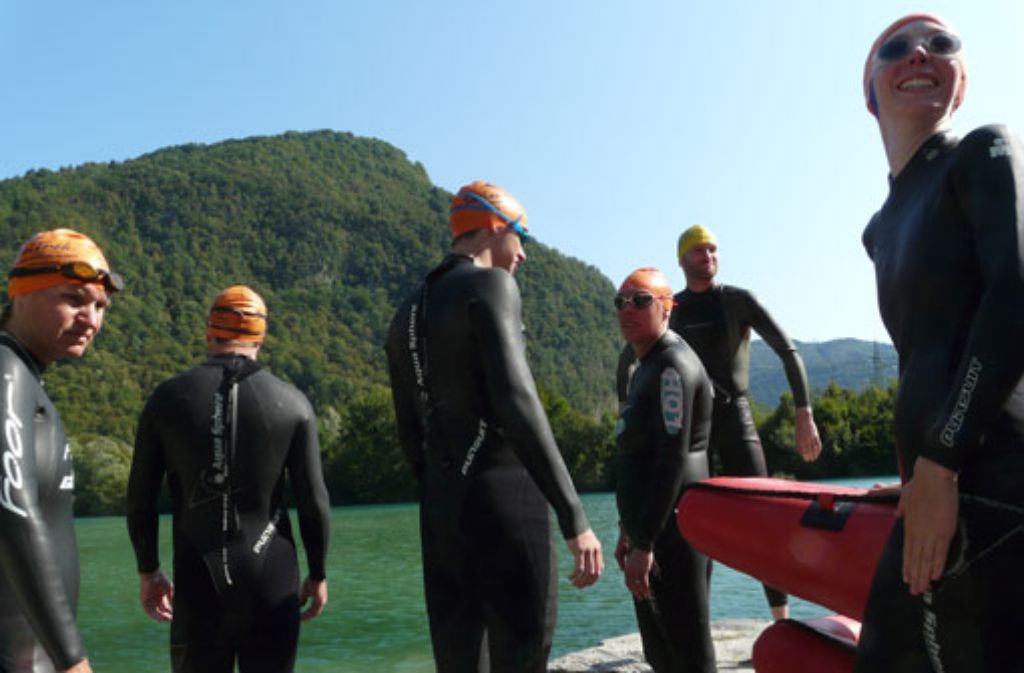 Bei dem ungewöhnlichen Aktivurlaub schwimmen die Teilnehmer durch mehrere Flüsse und Seen in Slowenien.