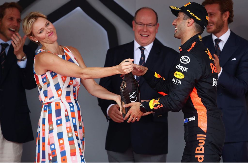 Der Formel-1-Gewinner Daniel Ricciardo will sich den Sieg-Champagner mit Fürstin Charlene von Monaco teilen.