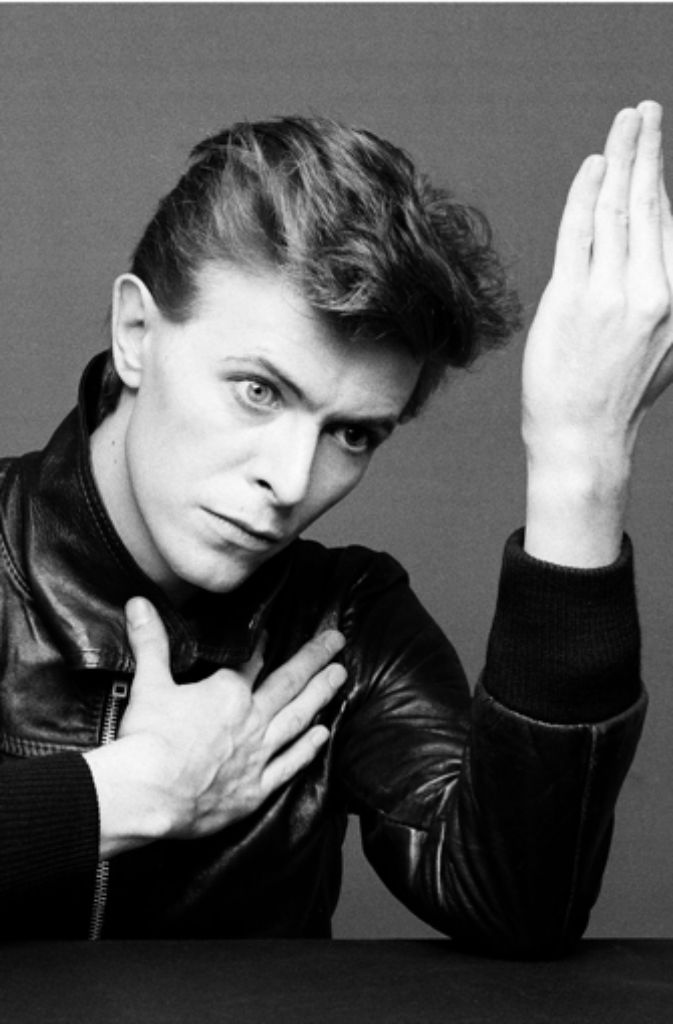 1977 erschien Bowies Album „Heroes“. Das Coverfoto ist unter Popfans sehr bekannt, weil es bei Bowies 2013 erschienenes Album „The Next Day“ wiederverwendet wurde.