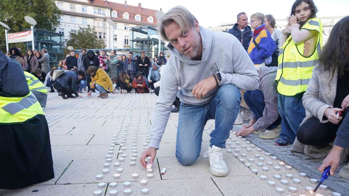 Auch der frühere VfB-Torhüter Timo Hildebrand entzündete eine Kerze auf dem Marienplatz.