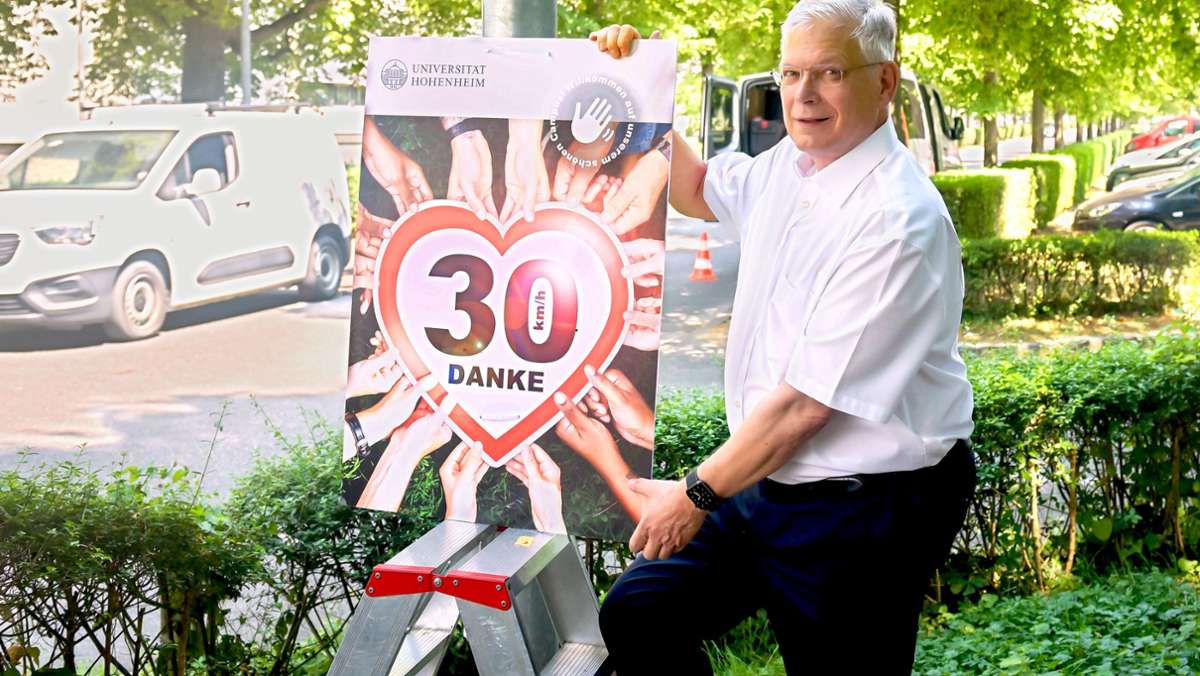 Mobilität in Stuttgart: Hohenheimer Unirektor hängt Tempo-30-Schilder auf