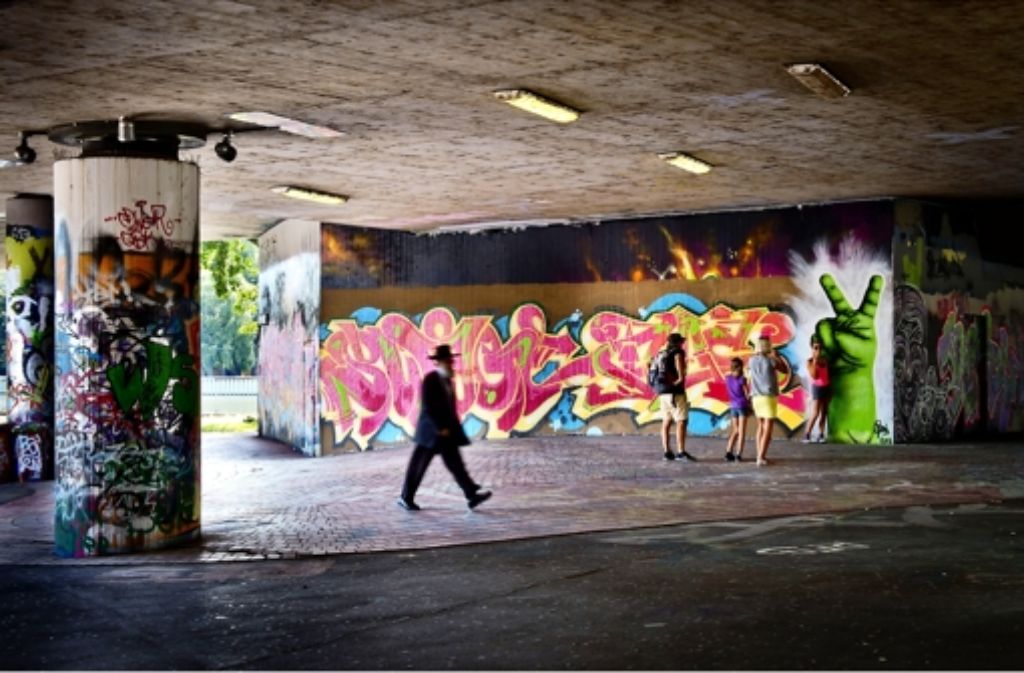 An vielen Ecken in Stuttgart ist außergewöhnliche Straßenkunst zu sehen. In der folgenden Bilderstrecke zeigen wir noch mehr Urban Art und erklären, was es mit dem „Urban-Art-Atlas“ auf sich hat und wie man mitmachen kann.