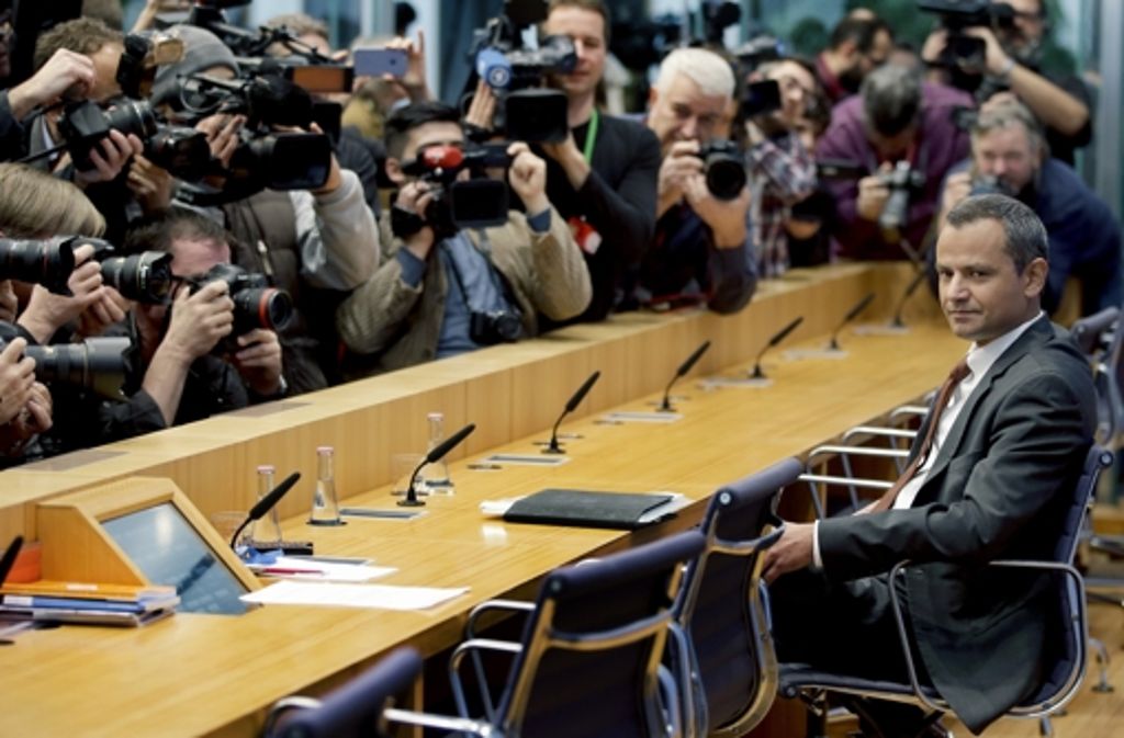 18. Dezember: Edathy wird als Zeuge vor dem Untersuchungsausschuss des Bundestages befragt. Zuvor stellt er sich erstmals in einer Pressekonferenz auch den Fragen von Journalisten.