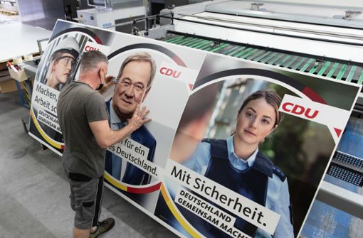 Die falsche Polizistin auf dem Wahlplakat der CDU sorgt für Diskussion. Foto: dpa/Friso Gentsch