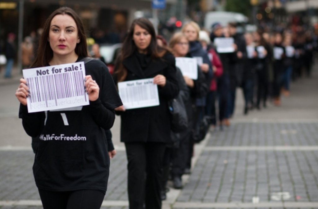 150 schwarz gekleidete Frauen haben in Stuttgart an dem „Walk for Freedom“ teilgenommen.