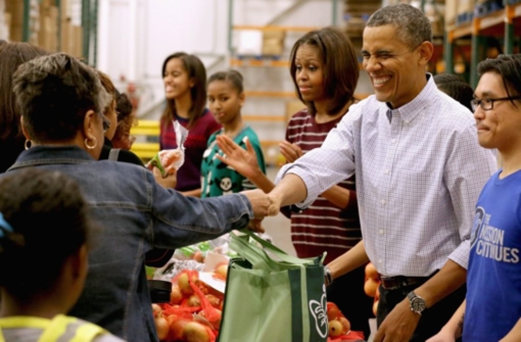 Zusammen mit seiner Familie packt Barack Obama Carepakete für Bedürftige.