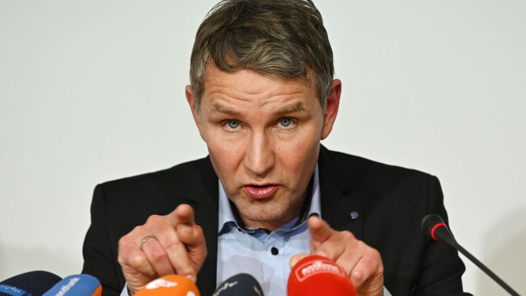  Bei der am Mittwoch stattfindenden Ministerpräsidentenwahl in Thüringen stellt die AfD Landeschef Björn Höcke als Kandidaten auf. Er tritt damit gegen Bodo Ramelow (Die Linke) an, der wieder Ministerpräsident werden will. 