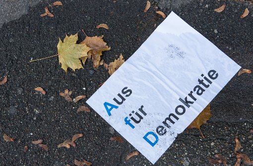 Demonstranten haben ein Plakat in Kelhl auf den Boden geworfen: „Aus für Demokratie“ steht darauf. Die AfD hat bei ihrem Parteitag die Öffentlichkeit ausgeschlossen. Foto: dpa