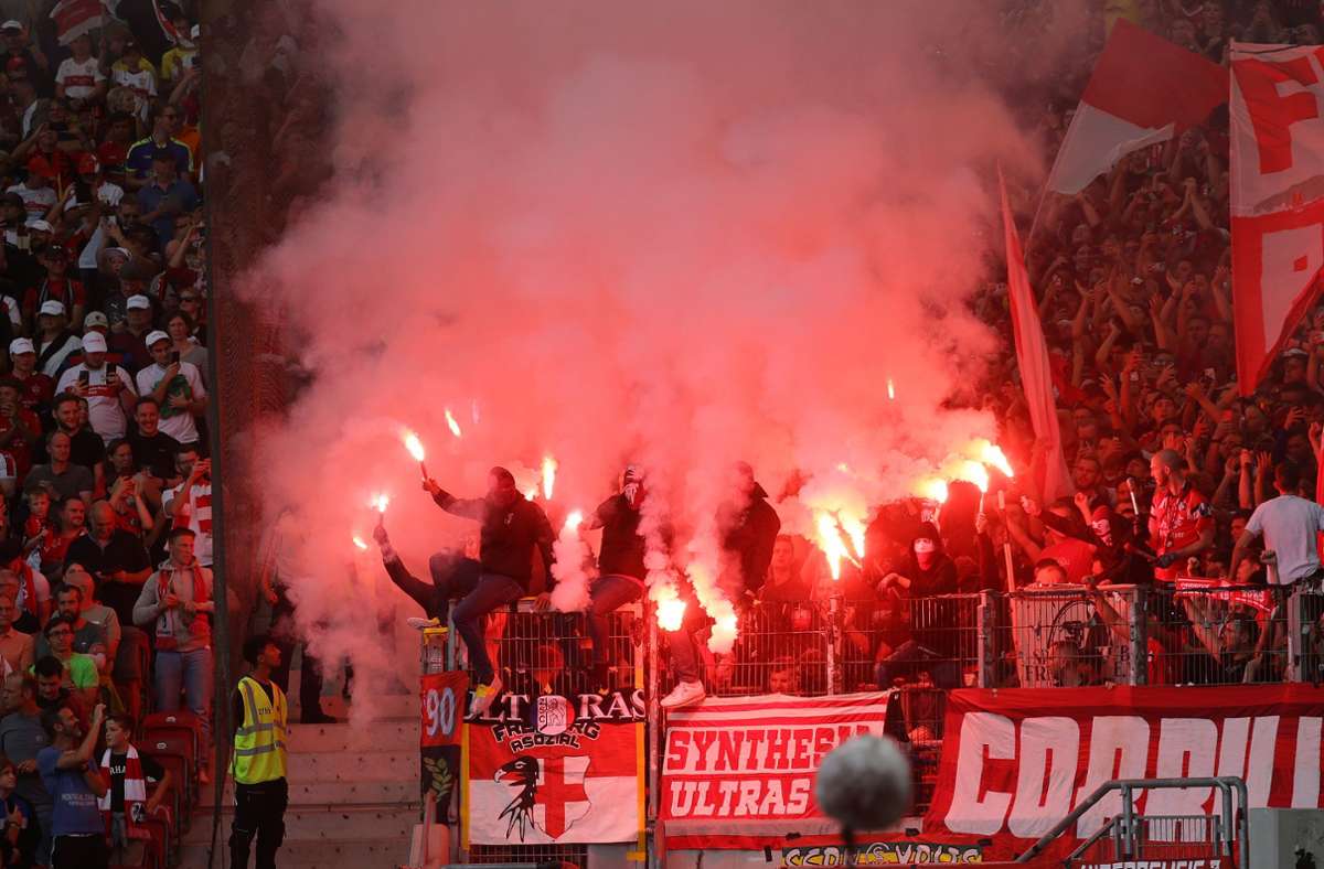 Freiburg-Fans zündeten am Spielfeldrand Bengalos.