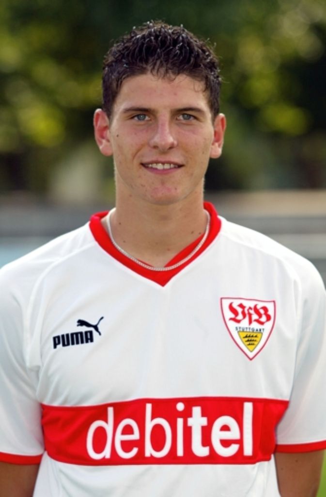 Beim VfB Stuttgart spielt er zuerst ein Jahr lang im U17-Team, bevor er 2002 in die U19-Mannschaft wechselt.