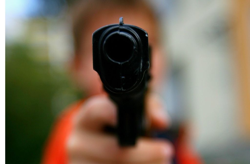 Ein 18-Jähriger hat einen anderen Mann mit einer Waffe bedroht (Symbolbild). Foto: dpa
