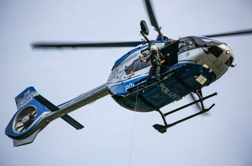 Die Hubschrauberstaffel beobachtet das Demogeschehen aus der Luft. Foto: 7aktuell/Christina Zambito