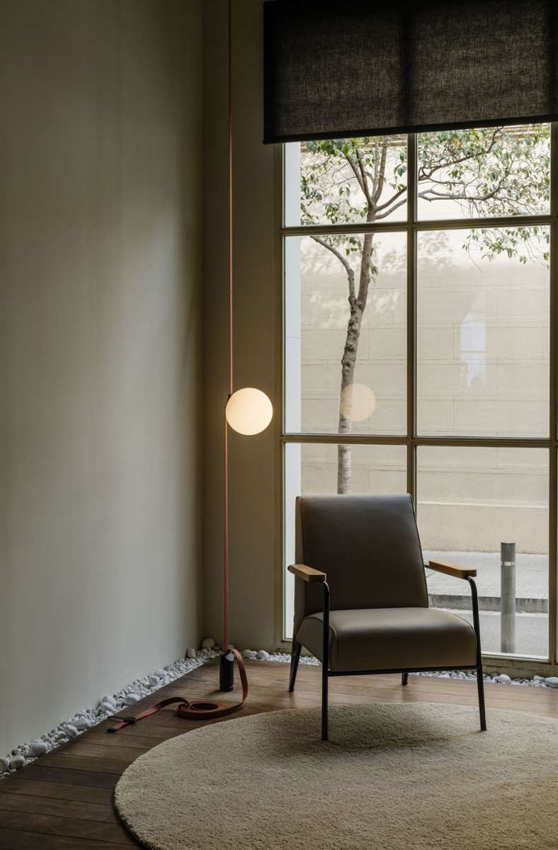 „Plusminus“ von Stefan Diez für Vibia. Der Textilgurt bietet Halt und elektrische Leitfähigkeit . . ., das Beleuchtungssystem funktioniert an Decken wie Wänden