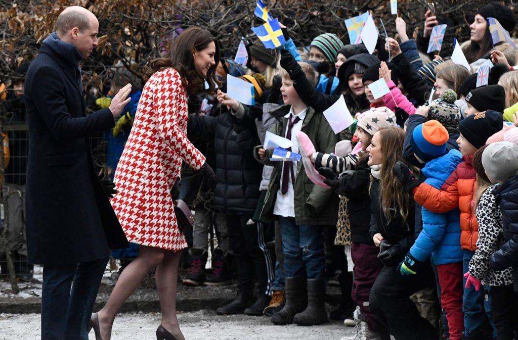 Gewöhnt an den Umgang mit ihren eigenen Royals, zückten die Fans ihre Schweden-Fähnchen. Normalerweise zitiert die Herzogin mit ihren Outfits gerne die Landesfarben der jeweiligen Nation, die sie gerade bereist. Das war bei ihrem Mantel nicht der Fall.