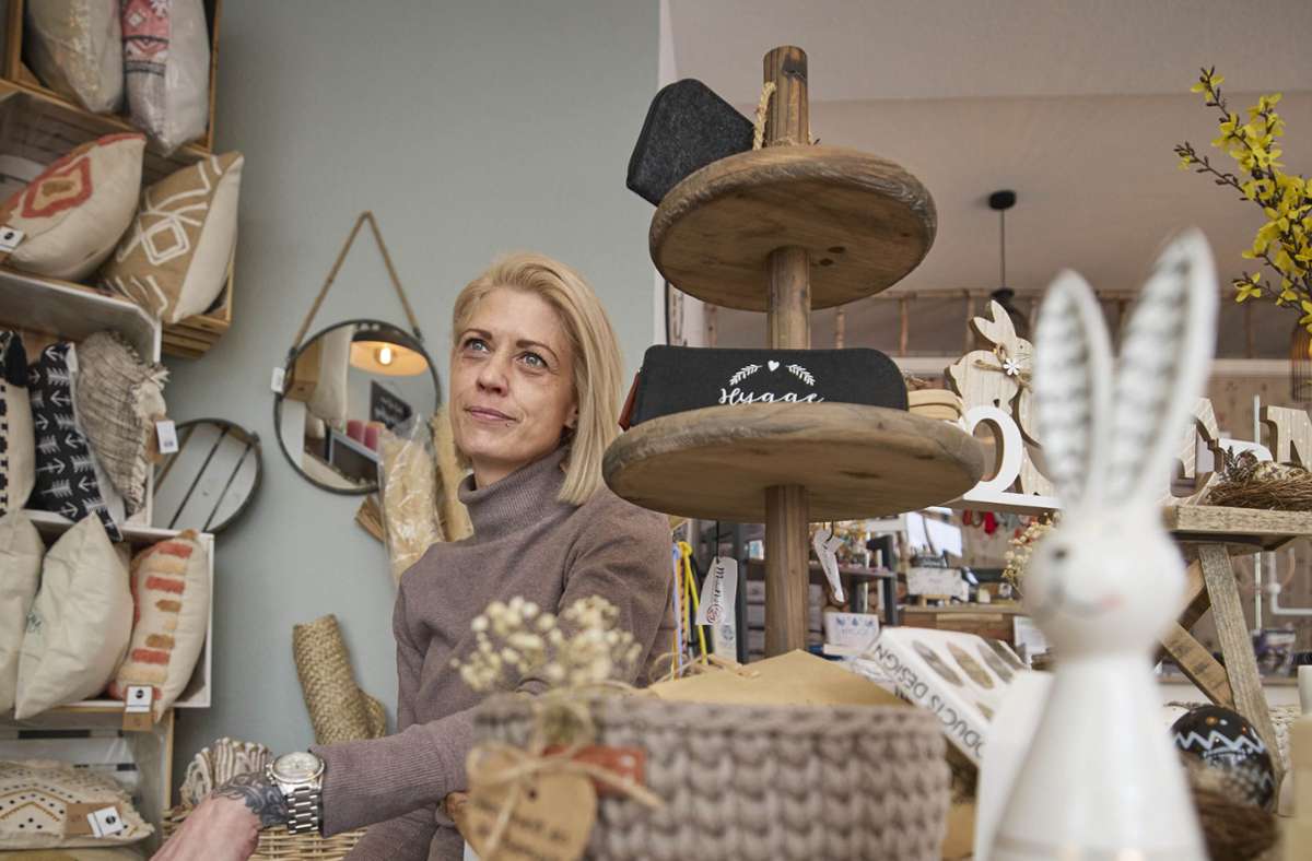 Kerstin Barth in ihrem Laden in Fellbach, in dem Dekowaren geboten werden und manche Ideen, wie man sich nordische Gemütlichkeit nach Hause holen kann