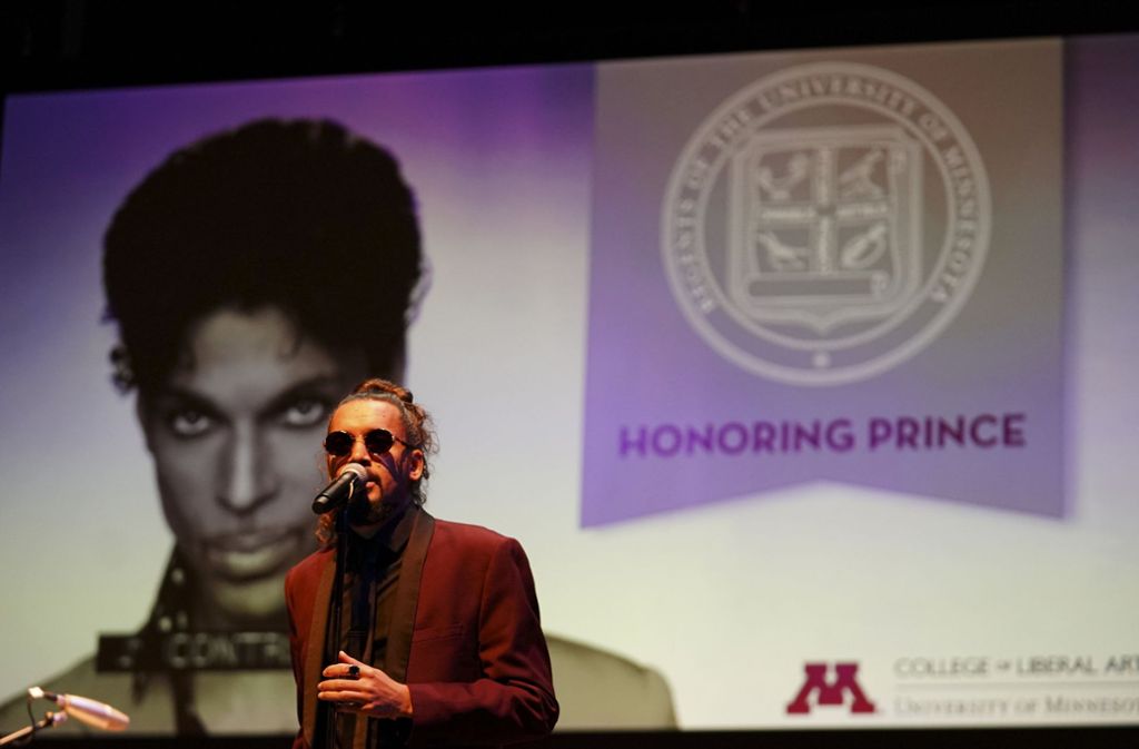 Cameron Kinghorn sang während der Verleihung an der Universität bekannte Prince-Songs wie „1999“.