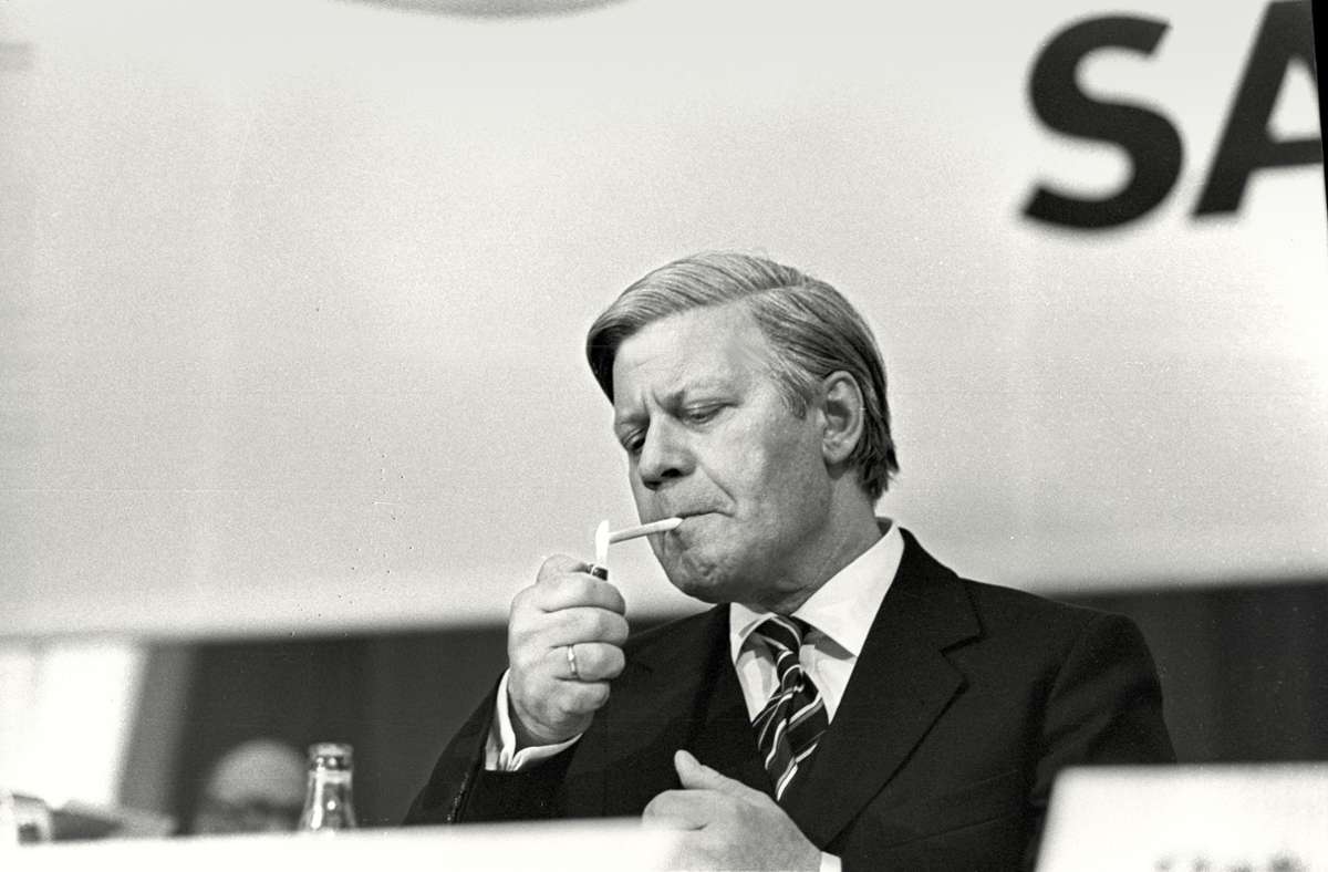 Helmut Schmidt, Bundeskanzler von 1974 bis 1982, war wohl Deutschlands bekanntester Kettenraucher. Er zündete sich auch in Talkrunden gerne mal eine an.