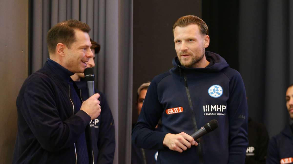 Stadionsprecher Daniel Räuchle befragte Kapitän Kevin Dicklhuber.