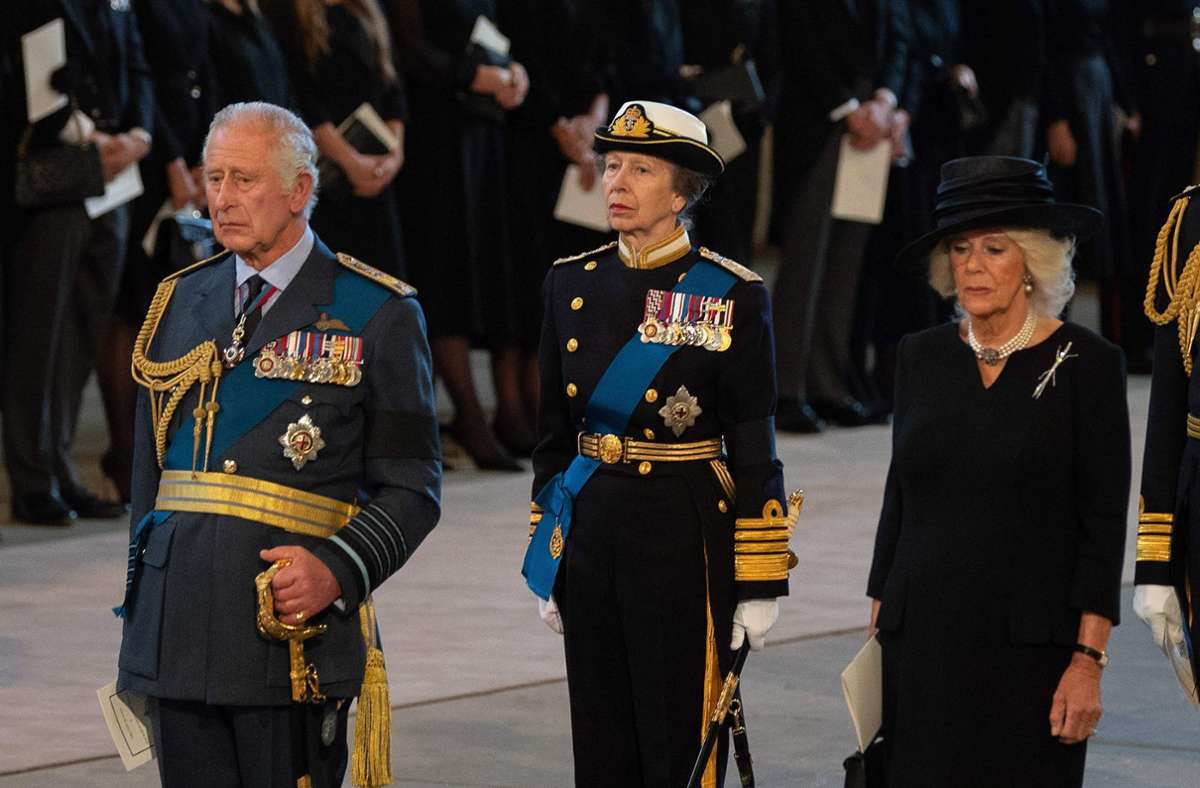 Kummervolle Mienen: King Charles III., seine Schwester Anne und seine Frau, Königin Camilla.