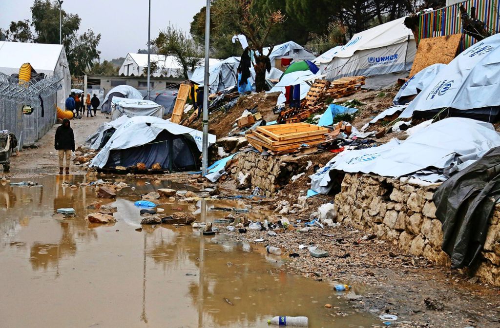 Bei Regen wird das Flüchtlingslager Moria regelmäßig überflutet. Die Menschen haben keine Möglichkeit, ihr weniges Hab und Gut trocken zu halten.