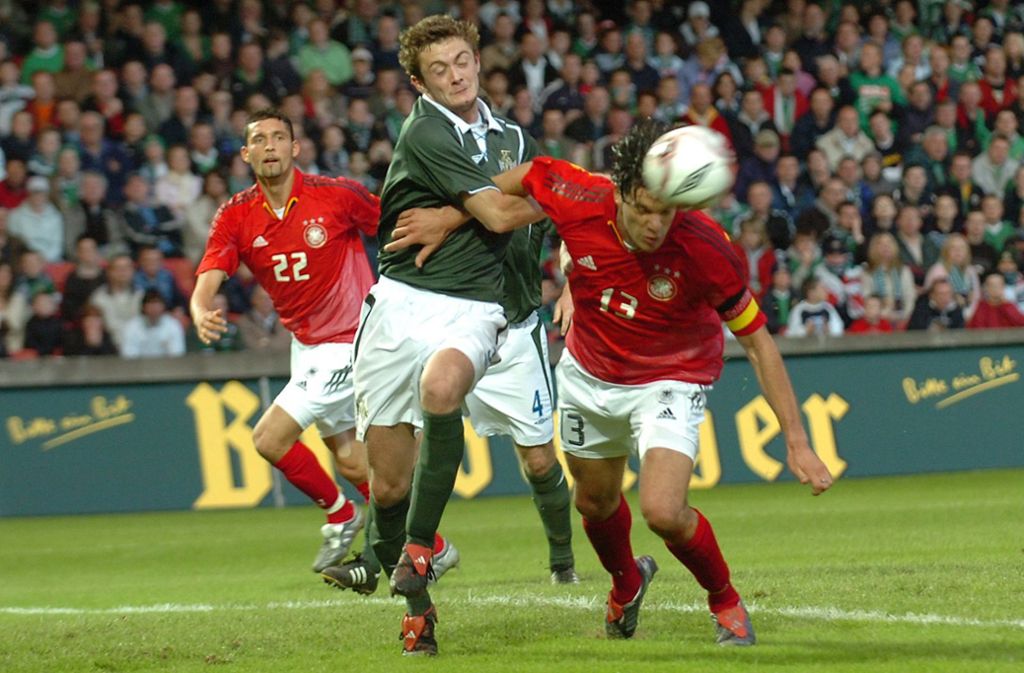 Kapitän Michael Ballack schnürt im Freundschaftsspiel 2005 in Nordirland einen Tore-Doppelpack. Gerald Asamoah und Lukas Podolski steuern die weiteren Treffer zum 4:1-Sieg bei.