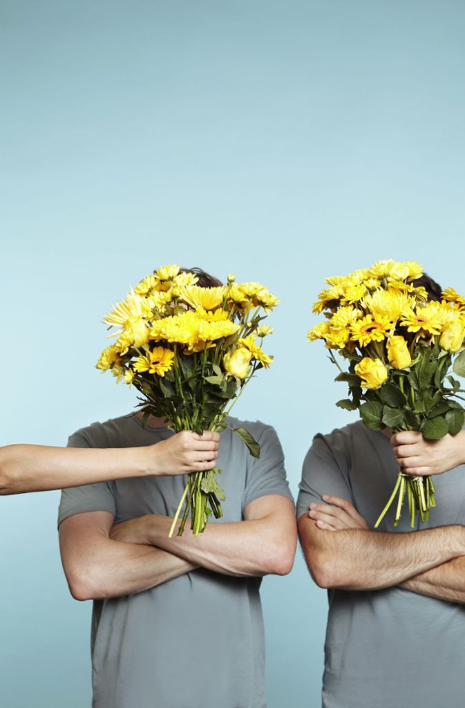 „Beste Freundinnen“ sind zwei Männer, die sich hinter Blumensträußen verstecken.