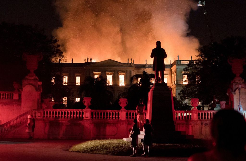 Sonntagabend in Rio de Janeiro: Das Gebäude des Nationalmuseums steht in Flammen.