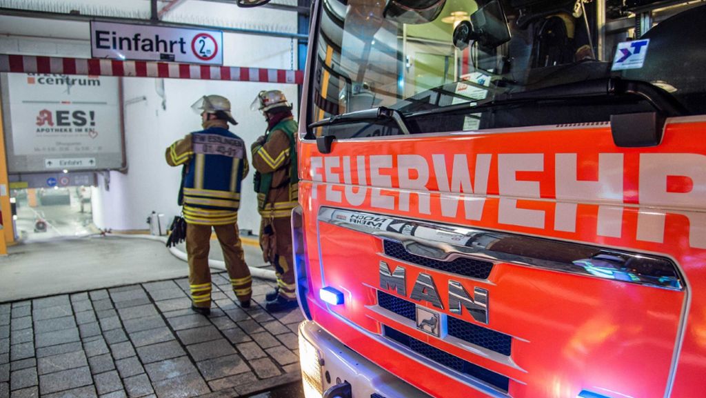 Esslingen: Auto brennt in Tiefgarage von Einkaufszentrum