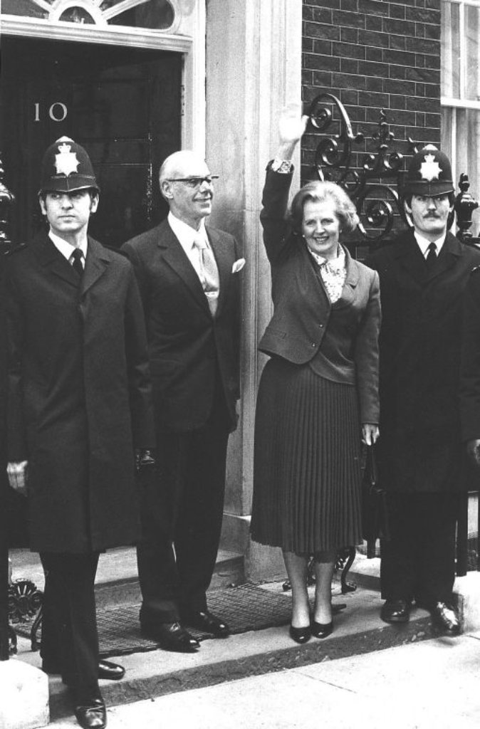 Am 4. Mai 1979 wird Margaret Thatcher der erste weibliche Premierminister Großbritanniens und damit erste Frau an der Regierungsspitze eines europäischen Landes überhaupt. Die Baroness zeigt sich winkend an der Seite ihres Ehemanns Denis (Zweiter von links) vor ihrem neuen Domizil Downing Street 10.